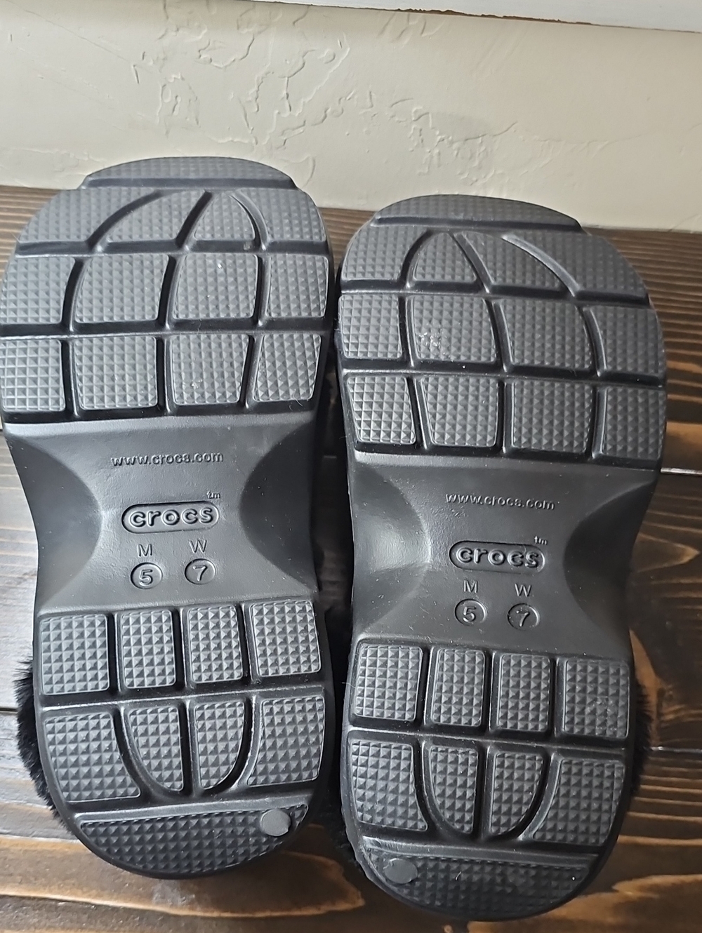 Crocs Stomp Quilted Clogs - Picture 9 of 10